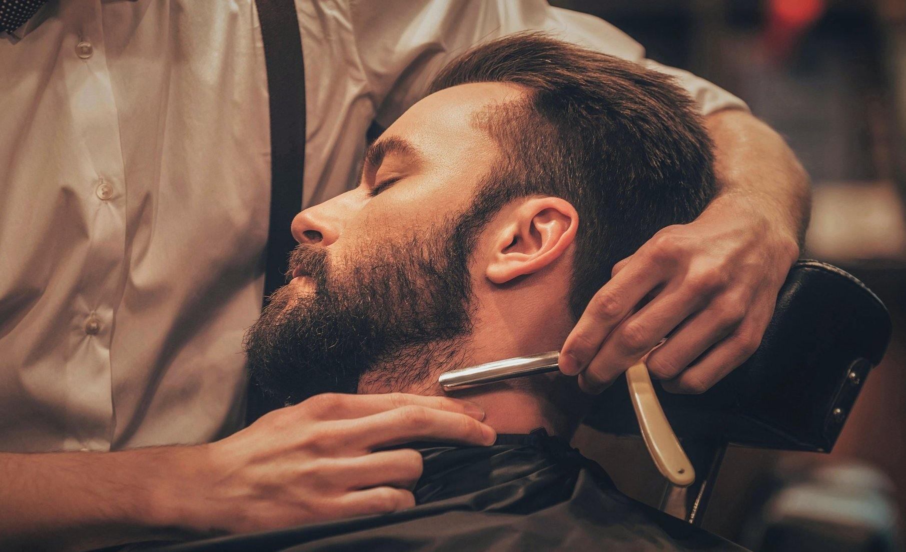 Shaving a dangerous razor in  Ozan Barbers  - Comfort and luxury